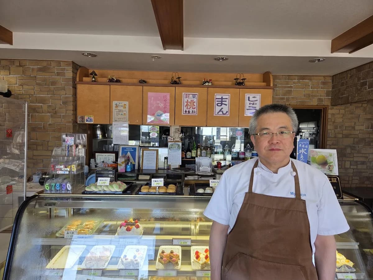 お菓子のみよしやの店内と職人